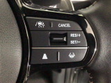 【アダプティブ・クルーズ・コントロール】予め設定した車速内でクルマが自動的に加減速。 前走車との適切な車間距離を維持しながら追従走行し、高速道路でのドライバーの疲労を軽減してくれる嬉しい機能付♪