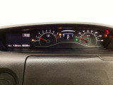 スピードメーターとタコメーターを大きく配した見やすいメーター部になっています。左側のインフォメーション画面でオドメーターや燃費などの情報を確認できます。