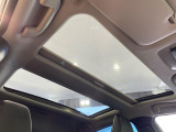 【パノラマルーフ】大型のガラスルーフ搭載で車内の解放感が一気にアップ!開放的なドライブをお楽しみいただけます。