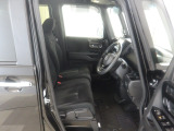 フロントシートはベンチシートタイプ♪室内空間は広々で移動も楽々です♪狭い駐車空間など助手席ドアから出たい時にも大変便利ですよ♪