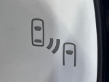 【ブラインドスポットモニター】走行中、ドアミラーの死角になりやすい箇所に後続車が接近するとサイドミラーのレンズに警告を表示!ドライバーに注意喚起をしてくれます。