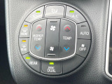 【左右独立型フルオートエアコン】運転席と助手席でそれぞれお好みの温度に設定可能。同乗者にも配慮した、快適な空調をお届け致します。