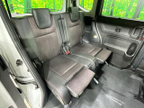 後部座席も気になるようなキズ・汚れやへたり等、大きなダメージはなく、良好な状態です。