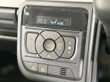【オートエアコン】一度お好みの温度に設定すれば、車内の温度を検知し風量や温度を自動で調整。暑い&hellip;寒い&hellip;と何度もスイッチ操作をする必要はありません。快適な車内空間には必須の機能ですね♪