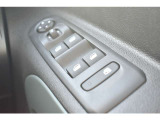 運転席側ドアの内側に、全窓開閉スイッチとドアミラーのスイッチがございます。