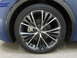 タイヤサイズは195/50R19になります。
