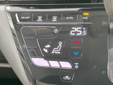 【オートエアコン】一度お好みの温度に設定すれば、車内の温度を検知し風量や温度を自動で調整。暑い&hellip;寒い&hellip;と何度もスイッチ操作をする必要はありません。快適な車内空間には必須の機能ですね♪
