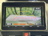 【バックカメラ】駐車時に後方がリアルタイム映像で確認できます。大型商業施設や立体駐車場での駐車時や、夜間のバック時に大活躍!運転スキルに関わらず、今や必須となった装備のひとつです!