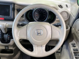 インテリアに合わせたデザインのステアリングは、運転される方のことも考え、運転しやすい形状、大きさです。是非一度、実際に触ってお確かめください。