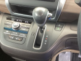 自然に手が届き、操作性の良いインパネシフトに、パーキングブレーキは、フットブレーキタイプなので、運転席と助手席の間はすっきりしています。