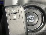 【キーレススタートシステム】カバンやポケットに入れたままでもドアの施錠・解錠が可能なスマートキーを装備。エンジンのオン・オフ時もカギを取り出す必要が無いからとっても便利です♪