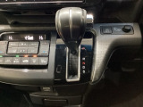 CVT車のセレクトレバーです。低速から高速まで、変速ショックのないスムーズな走りを実現するとともに、エンジン効率のよい領域を維持することで燃費にも貢献します。