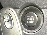 【キーレススタートシステム】カバンやポケットに入れたままでもドアの施錠・解錠が可能なスマートキーを装備。エンジンのオン・オフ時もカギを取り出す必要が無いからとっても便利です♪