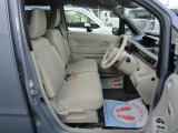 女性の方ももちろんですが、運転席側、助手席側の足元スペースが広いので男性の方が運転しても窮屈になりにくいですよ!