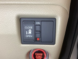 左側電動スライドドアは運転席からでも操作ができるように、ハンドル付近に開閉の操作スイッチが付いています。