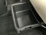【シートアンダートレイ】助手席シート下にはトレイが装備!サンダルなどの収納に便利です☆