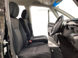 広い足元に肘掛けもついたゆったり座れるシートです。運転席と助手席の間が空いているため、助手席側への移動がスムーズです。交通量の多い道でも、助手席側から乗り降りができます。