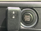 【キーレススタートシステム】カバンやポケットに入れたままでもドアの施錠・解錠が可能なスマートキーを装備。エンジンのオン・オフ時もカギを取り出す必要が無いからとっても便利です♪