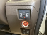 パワースライドドアの開閉はスマートキーのリモコンやドアノブは勿論、運転席側のスイッチ操作でも開閉ができ、安全・簡単です。