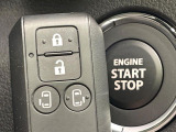 【キーレススタートシステム】カバンやポケットに入れたままでもドアの施錠・解錠が可能なスマートキーを装備。エンジンのオン・オフ時もカギを取り出す必要が無いからとっても便利です♪