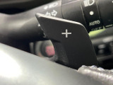 【パドルシフト】ハンドルから手を離さずに素早くシフトアップ&ダウンができるので、エンジンブレーキを使う下り坂や高速道路の合流で加速したい場面で役立ちます。