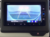 バックでの車庫入れも安心です! リアカメラが付いているバックモニター付のナビを装備しております。操作線もついており距離感も画面から確認できます。
