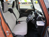 インパネシフトで足元広々です
