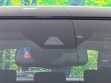 【プリクラッシュセーフティ】前方の車両等を検知し、衝突しそうな時は警報で注意を促し、ブレーキを踏む力をサポート。ブレーキを踏めなかった場合は衝突被害軽減ブレーキが作動、衝突回避をサポートします。