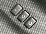【メモリー機能付きパワーシート】ドライバーごとに設定したシート位置を記憶して、ボタン一つで切り替えできる便利な機能!運転する方が複数名いらっしゃるご家庭におすすめです♪