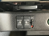 【リア両側パワースライドドア】リモコンなどで自動開閉。Hondaスマートキーを携帯していれば、軽い力で解錠とドアオープンが行えます。半ドア状態まで閉めると、自動的に全閉する機能付き。