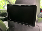 【後席モニター】家族や友人とお出かけする機会が多い方に大人気の後席モニターを装備!見やすい位置に画面がありテレビやDVDの視聴も快適!友達もお子様も、後席にしか乗らなくなるかも??