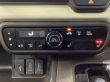 オートエアコンがついてますので、簡単操作で快適に過ごせます。リア熱線のスイッチの中にサイドミラーヒーターも入っています。パネル内のシートヒータースイッチは前席の左右別々に2段階で温度設定ができます。