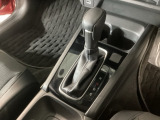 シンプルでとても使いやすいフロアシフトに、パーキングブレーキはハンドタイプのパーキングブレーキです。