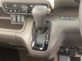 自然に手が届き、操作性の良いインパネシフトに、パーキングブレーキは、フットブレーキタイプなので、運転席と助手席の間はすっきりしています。