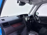 ダイハツのお店では、ダイハツ車を知り尽くしたプロフェッショナルが、専用の診断機器を使って各システムを点検しております。