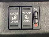 リアドアは乗り降りに便利な両側電動スライドドアです。また運転席に座っていながらスイッチ操作で自在にスライドドアを開け閉めできます。