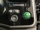 ハンドルの右側に電動格納付きパワーミラーの操作スイッチがついています。左右のサイドミラーの角度調節も微調整ができて便利です。燃費に役立つECONボタンもここです。