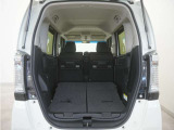 2列目シートを倒すことで、大変広いラゲッジスペースとなります。大きな荷物を積んだりと様々な用途にご利用いただけます。