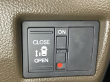 左側電動スライドドアは運転席からでも操作ができるように、ハンドル付近に開閉の操作スイッチが付いています。