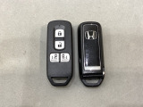 スマートキー付きですからドアロックの開閉およびエンジンスタートが楽々です。電動スライドドアの開け閉めもボタンで操作できます。スペアキーも同じものを用意しております。