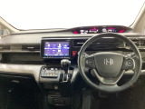 車内は光触媒抗菌消臭施工済です。スタイリッシュなデザインでスポーティなインパネ周りを演出します。グローブボックスやカップホルダーのほかにトレーなどたくさんの収納スペースが付いています。