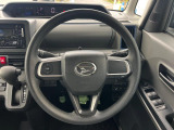 インテリアに合わせたデザインのステアリングは、運転される方のことも考え、運転しやすい形状、大きさです。是非一度、実際に触ってお確かめください。