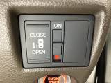 左側電動スライドドアは運転席からでも操作ができるように、ハンドル付近に開閉の操作スイッチが付いています。
