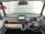 水平基調でスッキリとしたフロントビュー。広く見渡せて運転に安心をもたらします