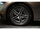 メルセデスの認定中古車「サーティファイドカー」では、万一お車が故障した場合も、ご購入後1年間もしくは2年間※は走行距離にかかわらずメルセデス・ベンツ正規サービスネットワークで無料修理いたします