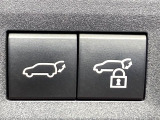 【パワーバックドア】スマートキーや運転席のボタンを押すだけでリアゲートが自動で開閉します!荷物を持っている時や、高い位置にあるバックドアを閉める際に便利な機能です♪
