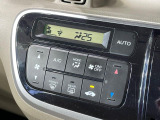 【オートエアコン】一度お好みの温度に設定すれば、車内の温度を検知し風量や温度を自動で調整。暑い&hellip;寒い&hellip;と何度もスイッチ操作をする必要はありません。快適な車内空間には必須の機能ですね♪
