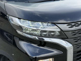 【LEDヘッドライト】悪天候や夜間走行時も良好な視界を確保し安心して運転できる高輝度LEDヘッドライトを装備!点灯速度が早く、消費電力も抑えられています。