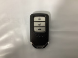 スマートキーを装備しています。鍵を差し込むことなくドアロックの開け閉めと、スタートボタン操作でのエンジンスタートができます。ボタン操作でトランクが開けられるトランクオープナーもついています。