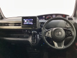 車内は光触媒抗菌消臭施工済です。スタイリッシュなデザインでスポーティなインパネ周りを演出します。グローブボックスやカップホルダーのほかにトレーなどたくさんの収納スペースが付いています。
